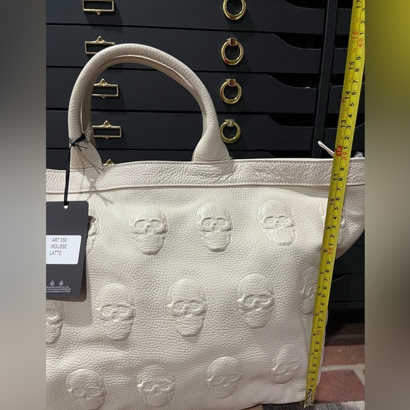 NWT IO Pelle Italia Beige Latte 3D Embossed Skull Weekender XL Bag Tote - Picture 4 of 6